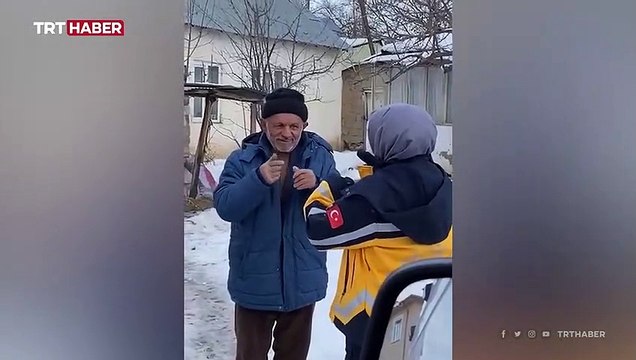 Sağlık görevlisi, işitme engelli kişiden işaret diliyle bilgi aldı