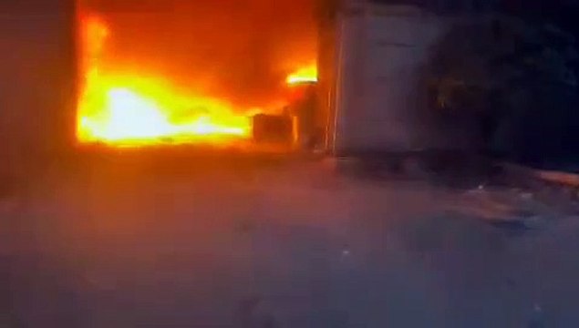 Burning Godown : कोरियर गोदाम में भीषण आग, पड़ोसी की बाइक भी जली