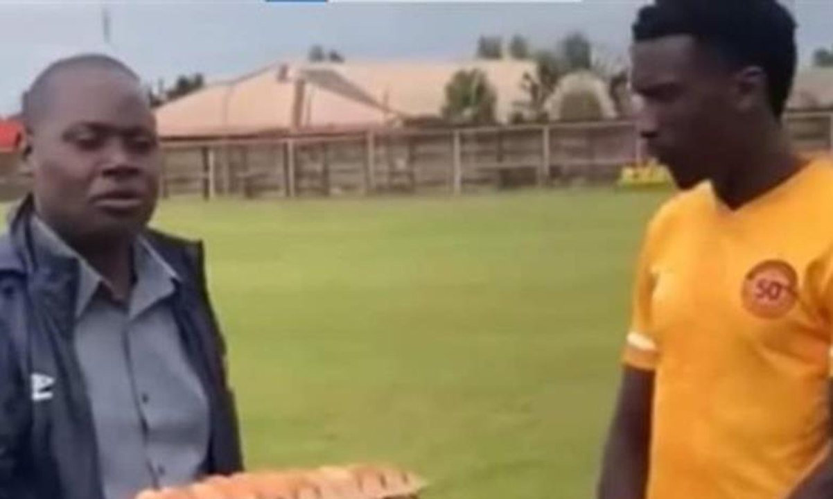 لاعب كرة القدم يتلقى خمسة كراتين بيض لكونه أفضل لاعب في الدوري