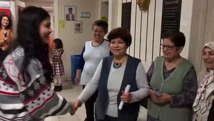 Germencik'te halk eğitim kurusuna katılan 77 yaşındaki Necla Dolay karne aldı