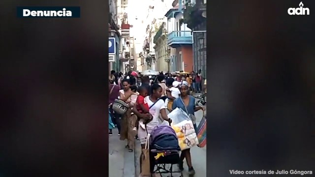 Policía rocía con spray a personas que están en la cola para comprar pañales, coches y andadores. En el lugar había mujeres con niños pequeños.