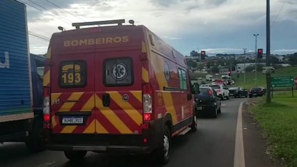 Menino sofre luxação no joelho em quadra de futebol