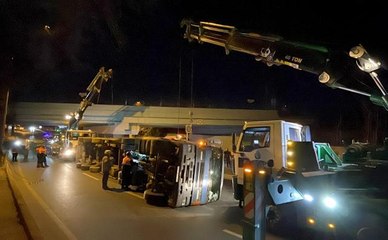 Bakırköy'de üst geçide çarparak devrilen tırın sürücüsü yaralandı