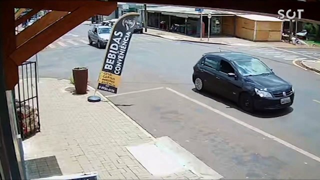 Motociclistas se envolvem em colisão na Rua Xavantes; Batida foi registrada por câmera de segurança