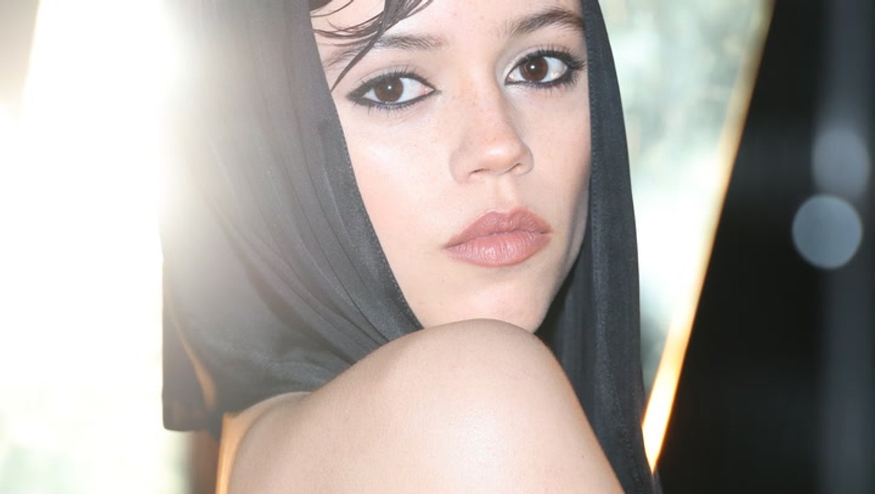 Jenna ortega im sexy rückenfreien seidenkleid