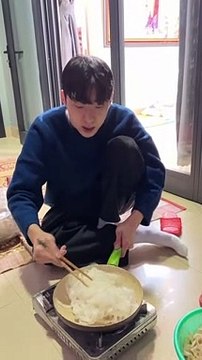 Về quê bạn gái ăn Tết, trai Hàn sên mứt suốt 12 giờ, muốn khóc thét: Năm sau không về nữa