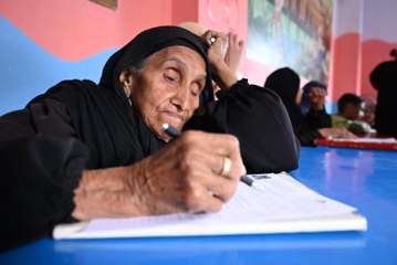 زبيدة عبد العال.. سيدة مصرية اختارت مقعد الدراسة في الـ 87 من عمرها!