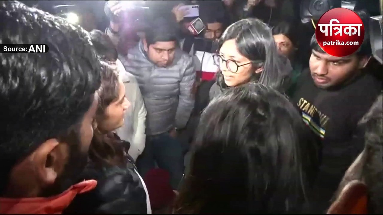 धरने पर बैठीं कुश्ती खिलाड़ियों से मिली DCW चीफ स्वाति मालीवाल,  WFI प्रेसिडेंट की गिरफ्तारी की मांग