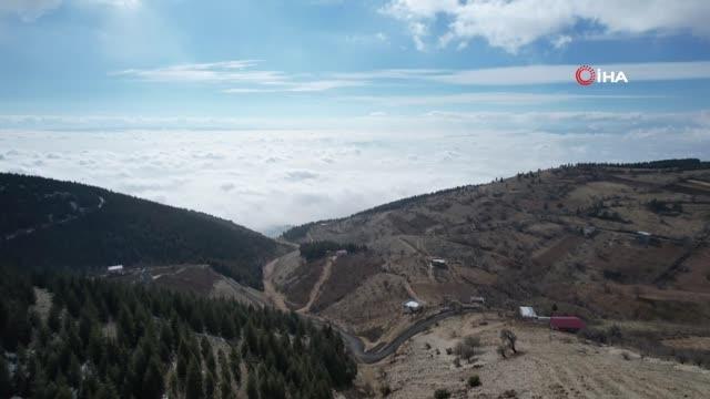 Şehri kaplayan sis bulutları görsel şölen sundu