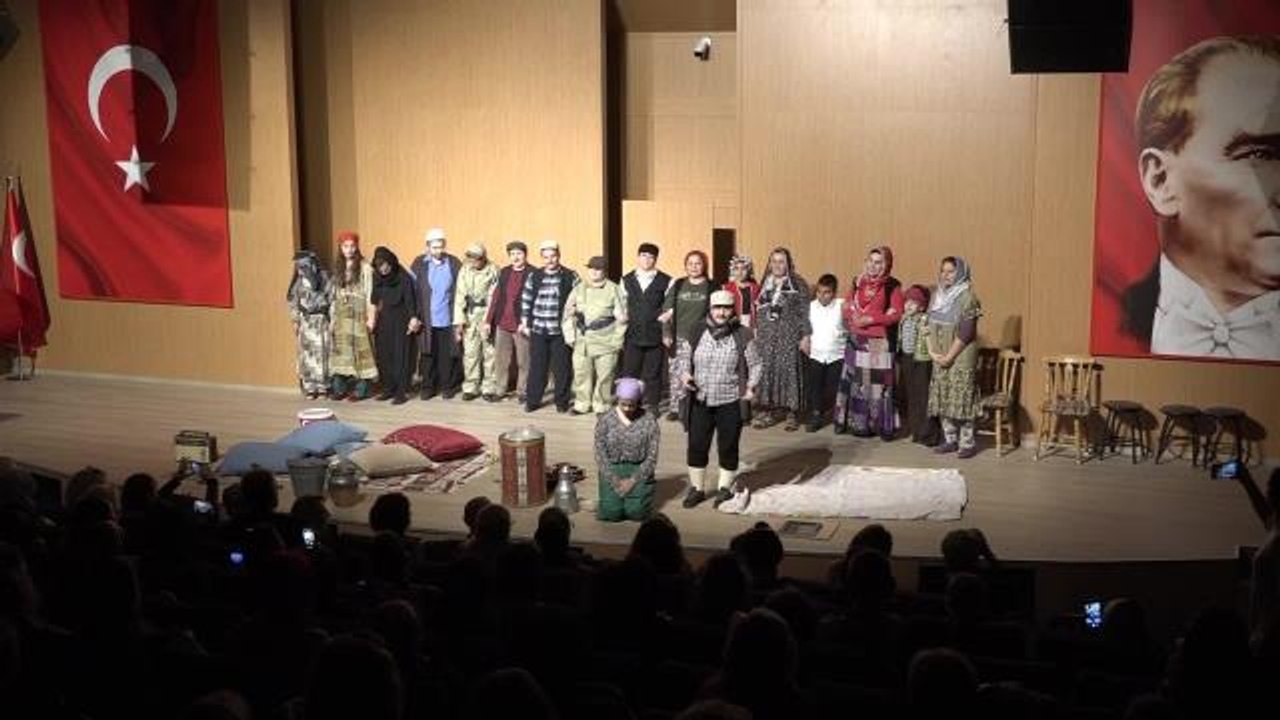 Karabağlar Belediyesi Semt Merkezlerinden Tiyatro Sahnesine