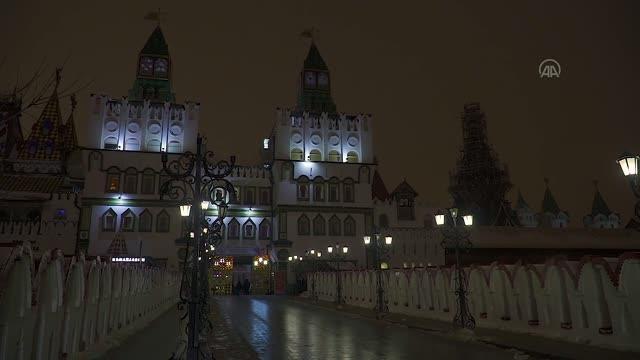 Ortodoks Ruslar Epifani dolayısıyla soğuk havaya rağmen havuza girdi