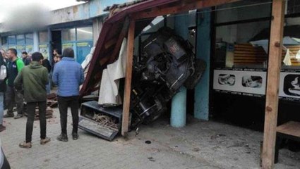 Tamiri yapıldığı sırada çalışır vaziyette bırakılan ATV, hareket edince çay ocağının çatısını yıktı