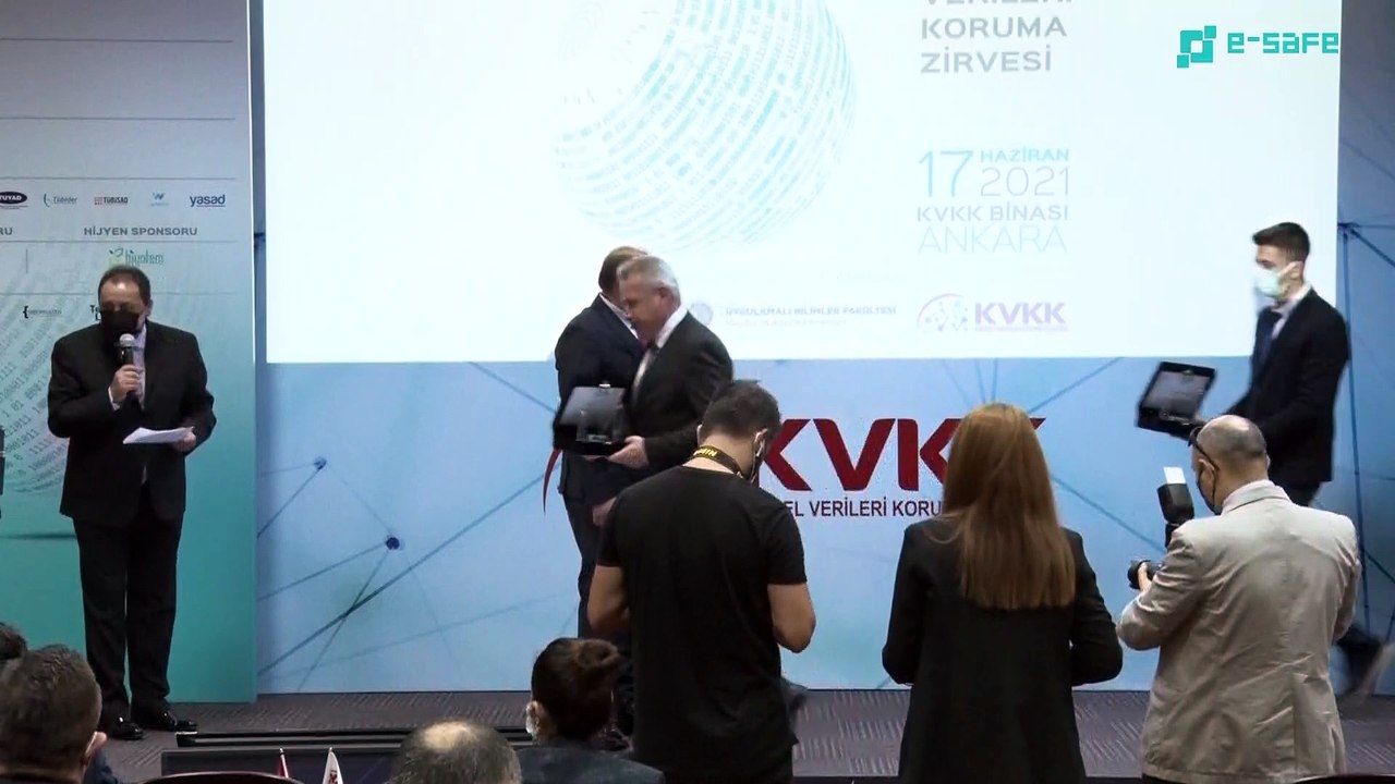 4.e-Safe Kişisel Verileri Koruma Zirvesi Plaket Töreni