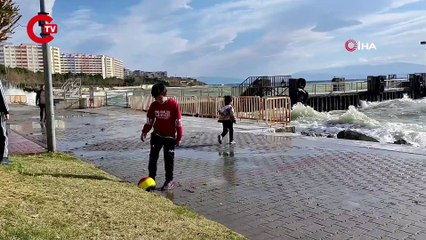 Dev dalgalar sahilde gezenleri böyle ıslattı