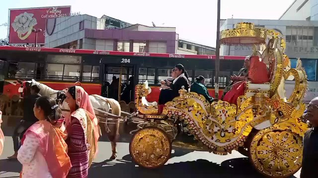 जयकारों के साथ निकली रथयात्रा, गूंजे जयकारे, रथ में​ विराजमान विधान के पात्रों ने लुटाए प्रतिकात्मक रत्न