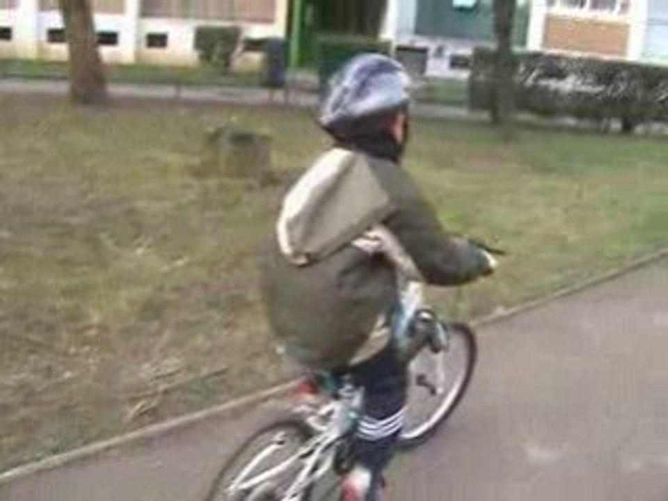 Cédric s'entraine à faire des roues arrières