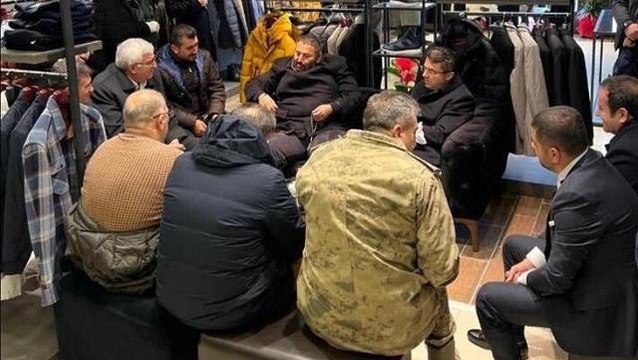 Binali Yıldırım'ın oğlu Erkam Yıldırım'ın vali ve jandarma komutanıyla çekilen fotoğrafı tartışma yarattı