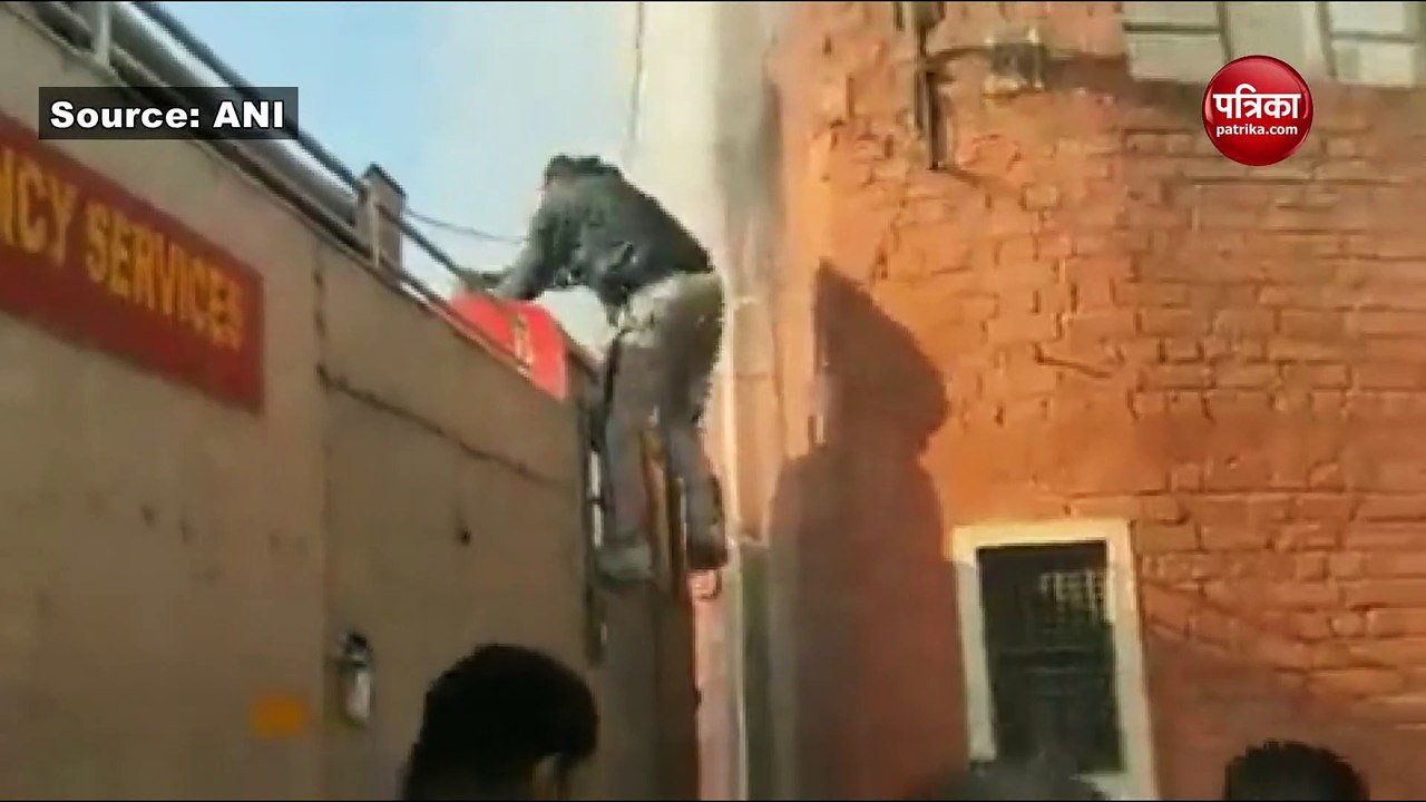 बिल्डिंग में लगी आग, ऊपर लहरा रहे तिरंगे को बचाने के लिए शख्स ने लगा दी जान की बाजी, Video वायरल