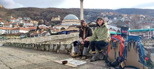 Türk çift, el işi bileklik satarak 25 günde 3 ülke gezdi