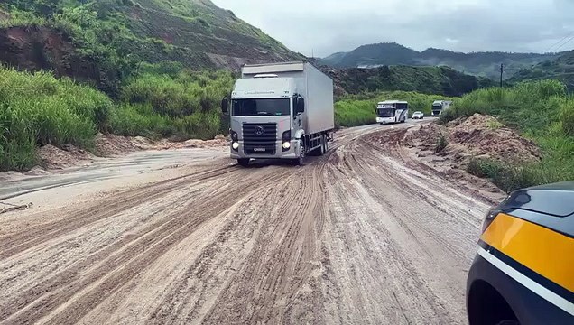 Deslizamento de terra interdita trecho da BR-381