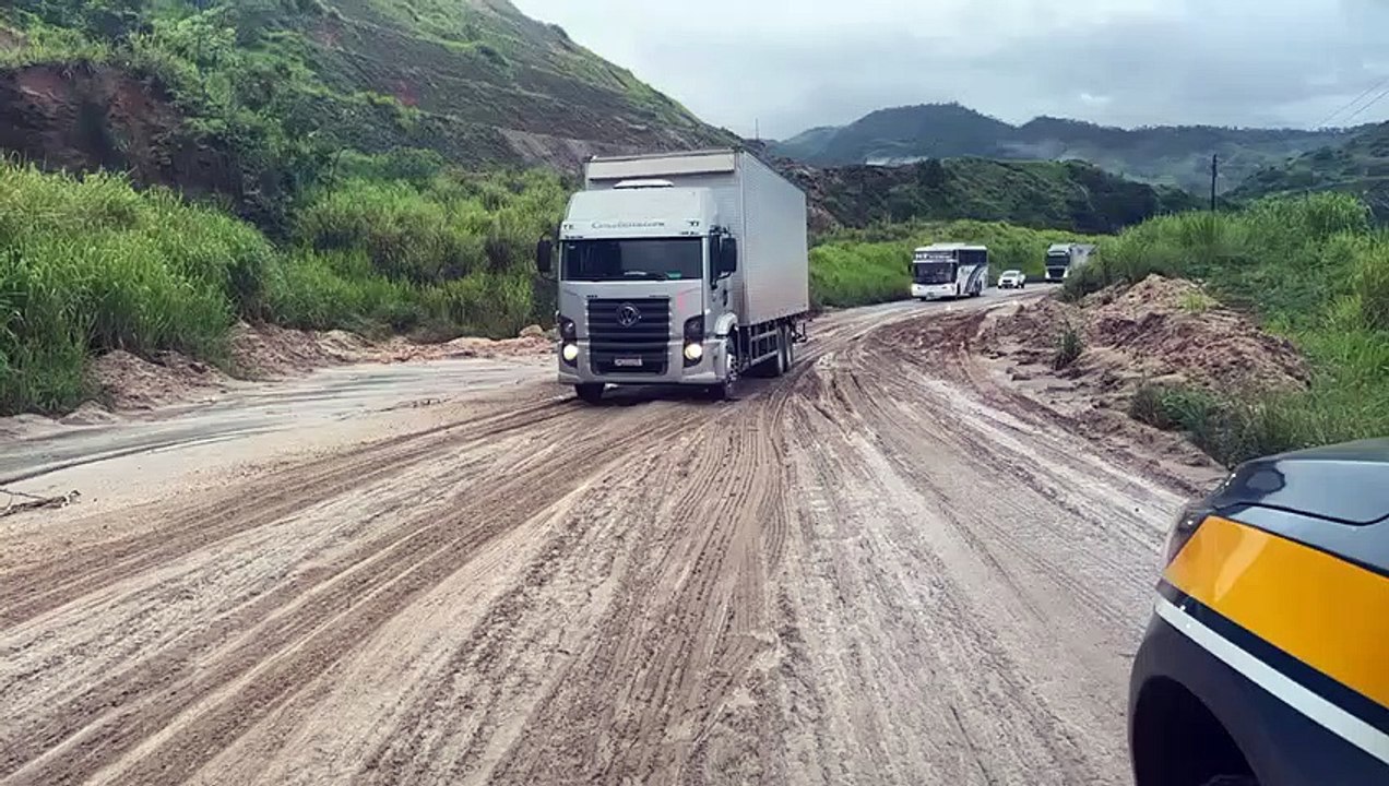 Deslizamento de terra interdita trecho da BR-381