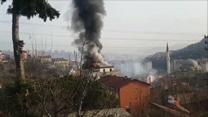 4 katlı binanın çatısında çıkan yangın söndürüldü