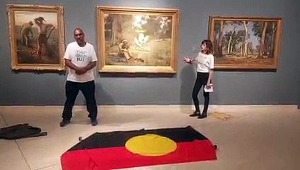 Ativistas pintam logotipo de petrolífera australiana em quadro de 1889