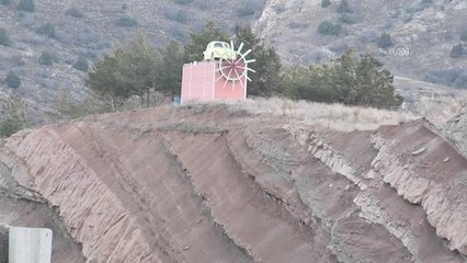 Satışa çıkardığı klasik otomobilini 30 metre yükseklikteki tepede sergiliyor