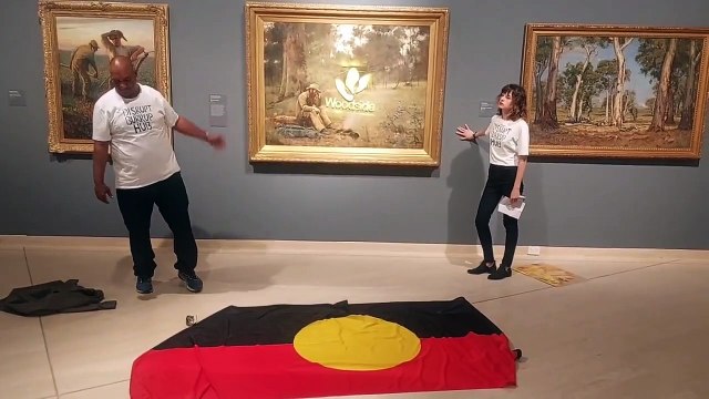 Ativistas pintam logotipo de petrolífera australiana em quadro de 1889