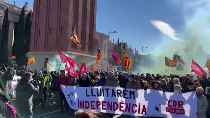 Milers de manifestants marxen pel centre de Barcelona cap al consolat francès