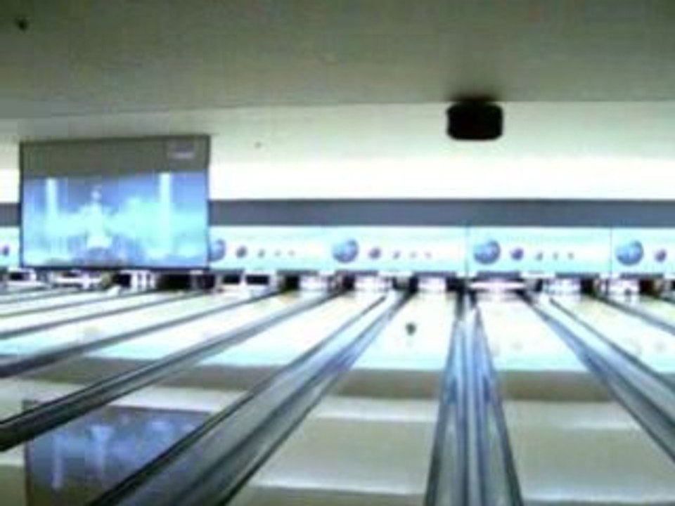 Audrey qui fait presque un strike