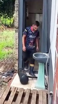 Il tente de déboucher des toilettes avec un canon à air