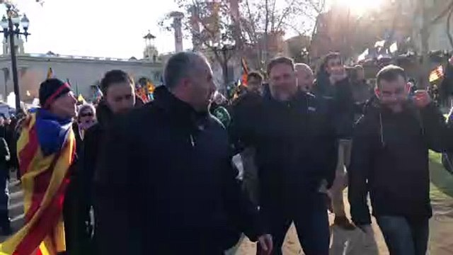 Oriol Junqueras marxa escridassat de la concentració contra la cimera Sánchez-Macron