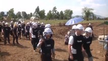 Expertos camboyanos enseñan a ucranianos a desminar un territorio