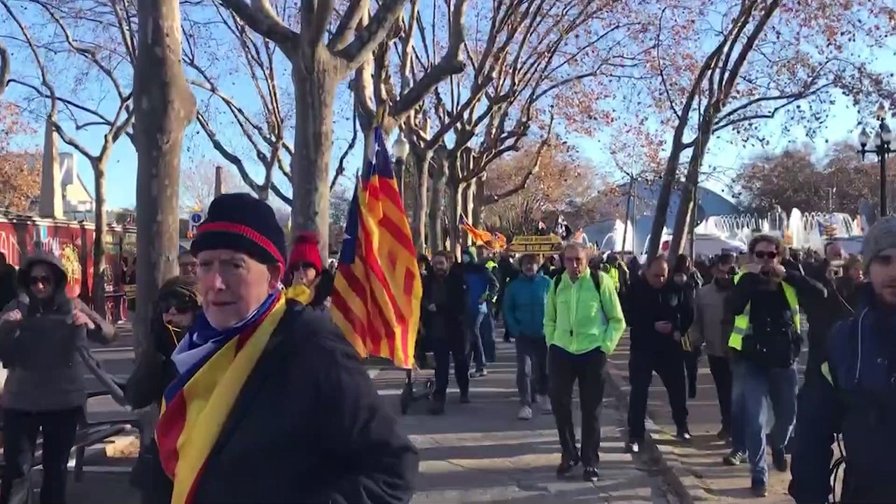 Abucheos a Junqueras en la concentración contra la cumbre hispano