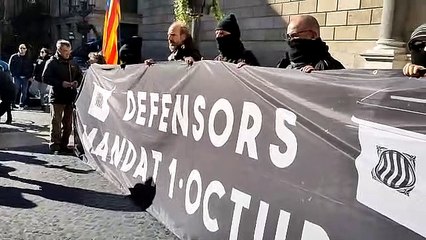 La manifestació arriba a la plaça de Sant Jaume