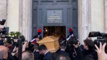 Funerali Gina Lollobrigida, la gente grida: 