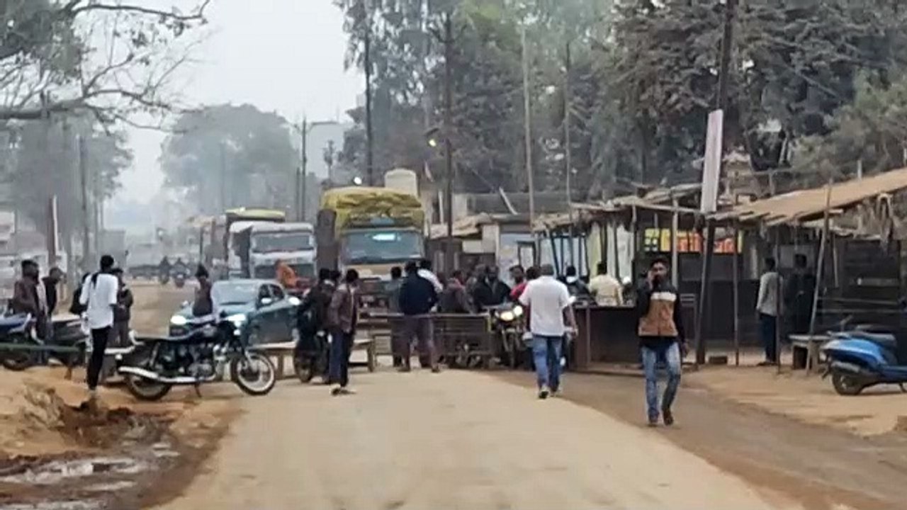 सड़क एवं नाली सहित 7 सूत्रीय मांगों को लेकर नगर वासियों ने 5 घंटे किया चक्काजाम