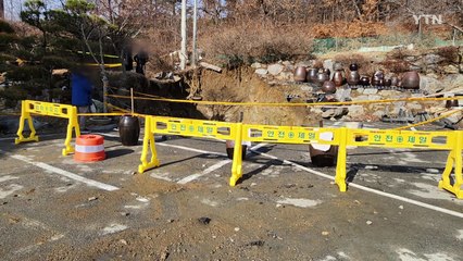 천안 주차장에서 깊이 11m 땅꺼짐..."금광 부지 추정" / YTN