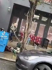 Arrestato il gallerista di San Francisco che ha "annaffiato" una senzatetto