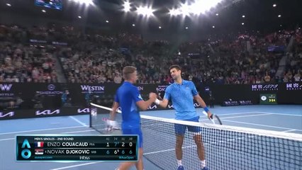 下载视频: Djokovic overcomes hecklers to see off Couacaud