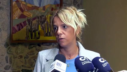 Jennifer de la Rosa hablando en diciembre con los medios