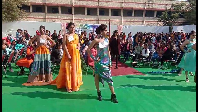 .रैम्प पर बिखेरे फैशन के जलवे