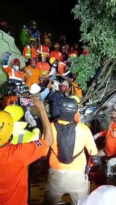 Momento en que rescatan mujer atrapada en derrumbe de mueblería en La Vega