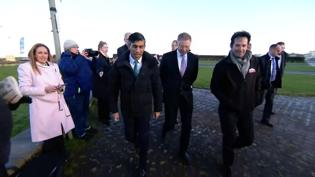 'Lend me twenty quid, Rishi': PM heckled over heating bills