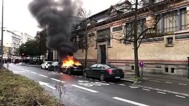 Une voiture en feu à Rennes lors des manifestations contre la réforme des retraites jeudi 19 janvier 2023