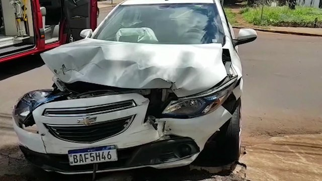 Duas pessoas se ferem após forte colisão entre Onix e Voyage