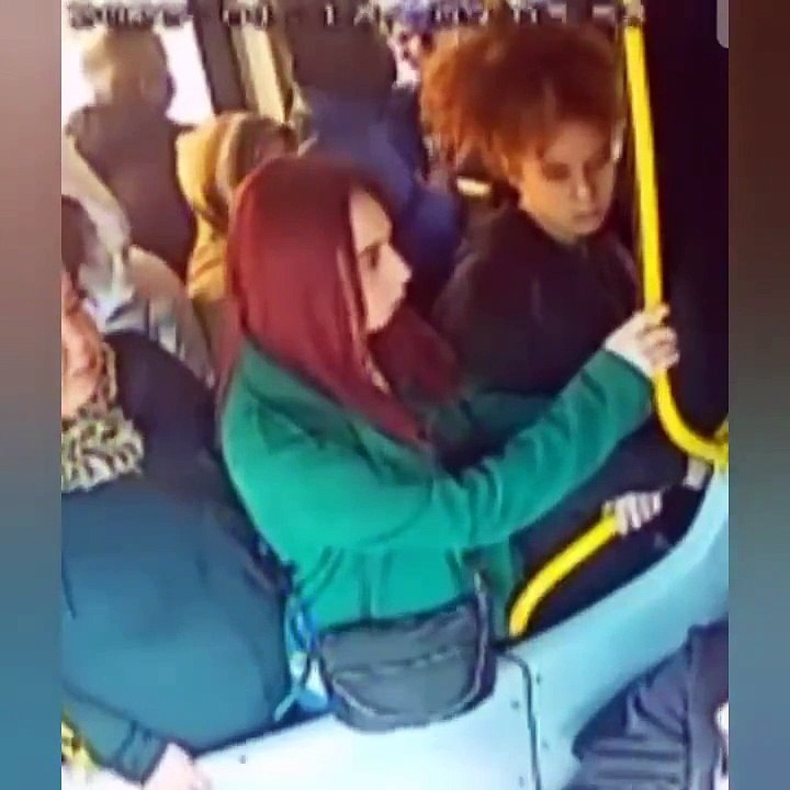 Yolculara küsüp otobüsten indi