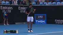 Un pájaro le deja 'un regalo' a Zverev en el Open de Australia