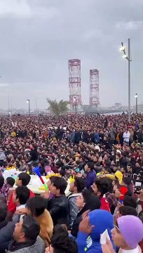 miles de hinchas se encontraban en las inmediaciones del estadio.mp4